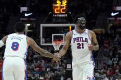 开云体育中国官网-76人横扫步行者，乔治送出助攻