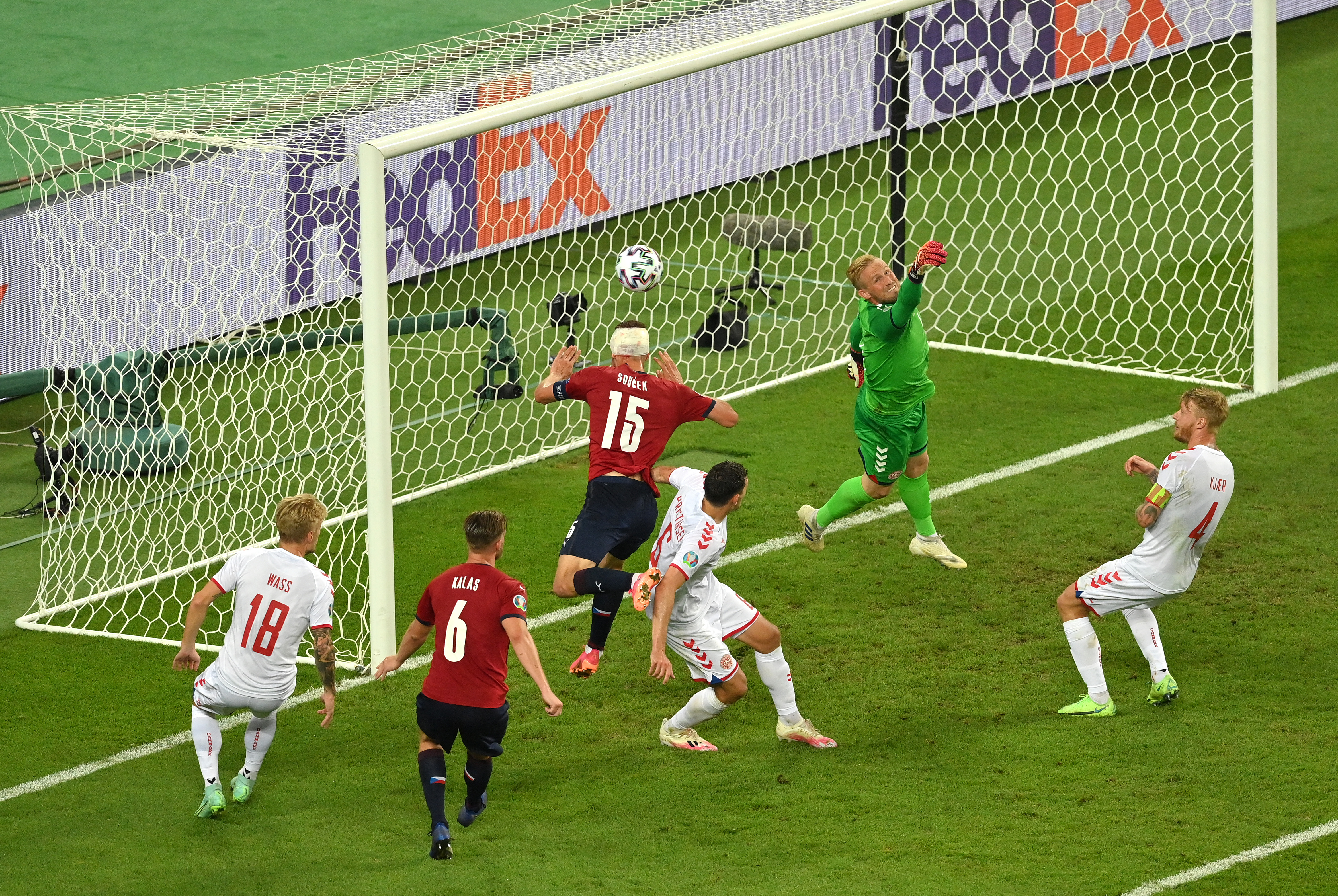 包含弗兰克福队试图解决射门难题，训练备战的词条