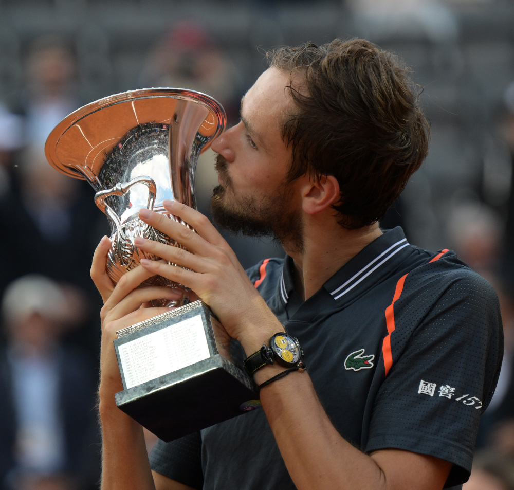 英国网球队险胜美国网球队，梅德韦杰夫关键制胜的简单介绍