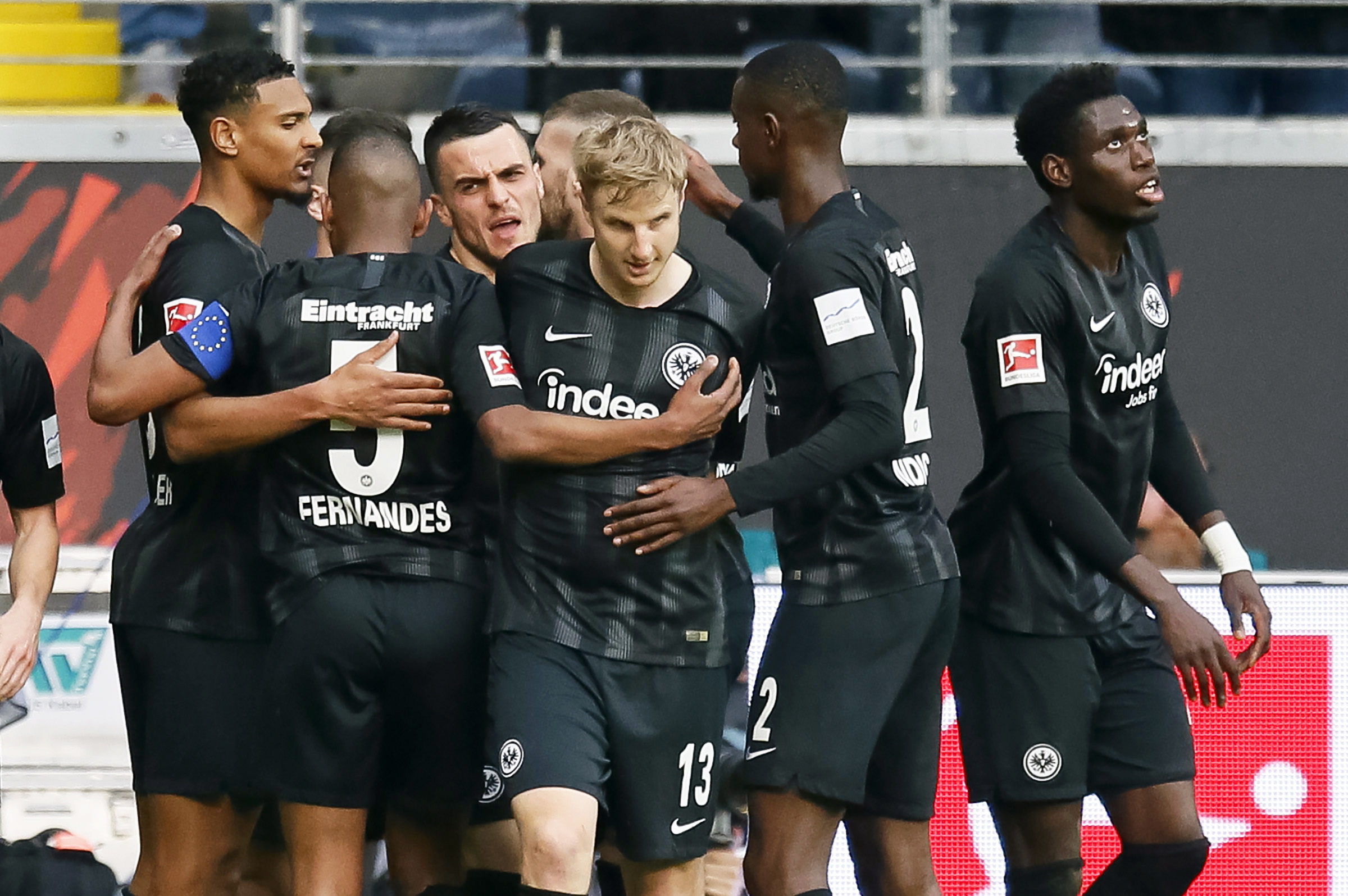 包含法兰克福足球俱乐部在足球场上实力强劲的词条