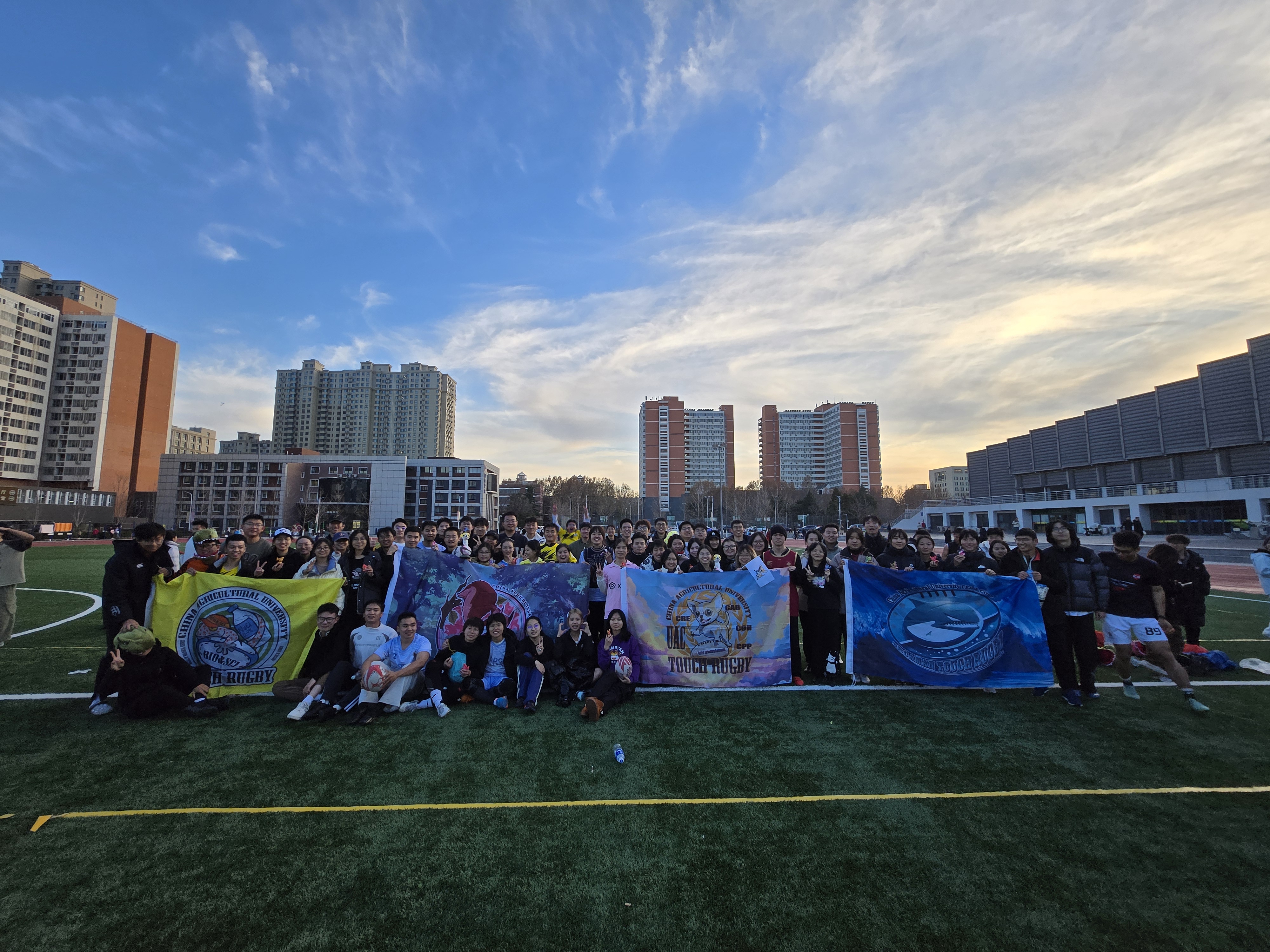 观众热情不减,体育比赛现场气氛热烈 观众热情不减,体育比赛现场气氛热烈