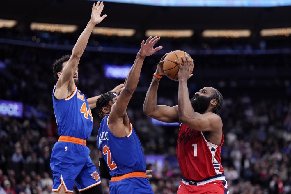 快船主场击溃尼克斯，结束两连败