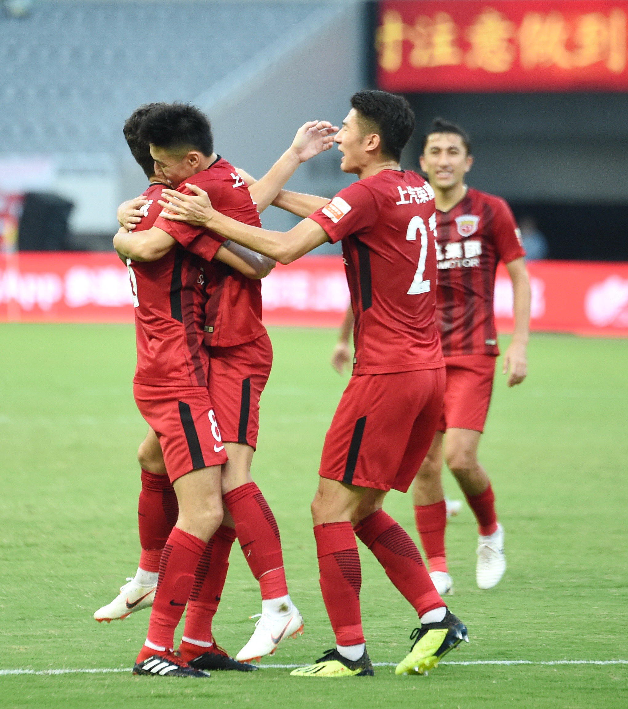 包含上港主场胜利颇具战意，全队士气高昂的词条