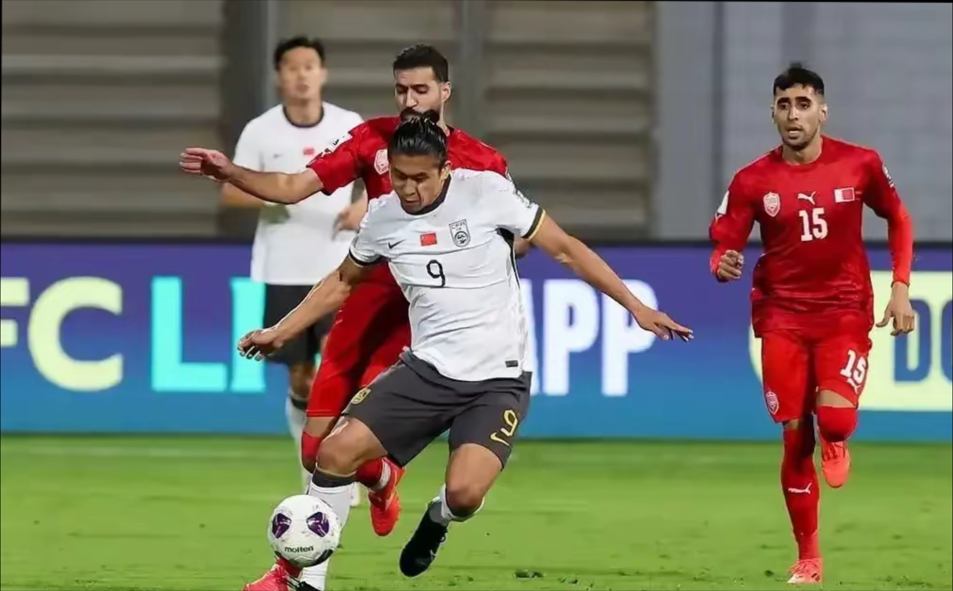 比赛中一位球员连续绝杀，演绎精彩逆袭的简单介绍