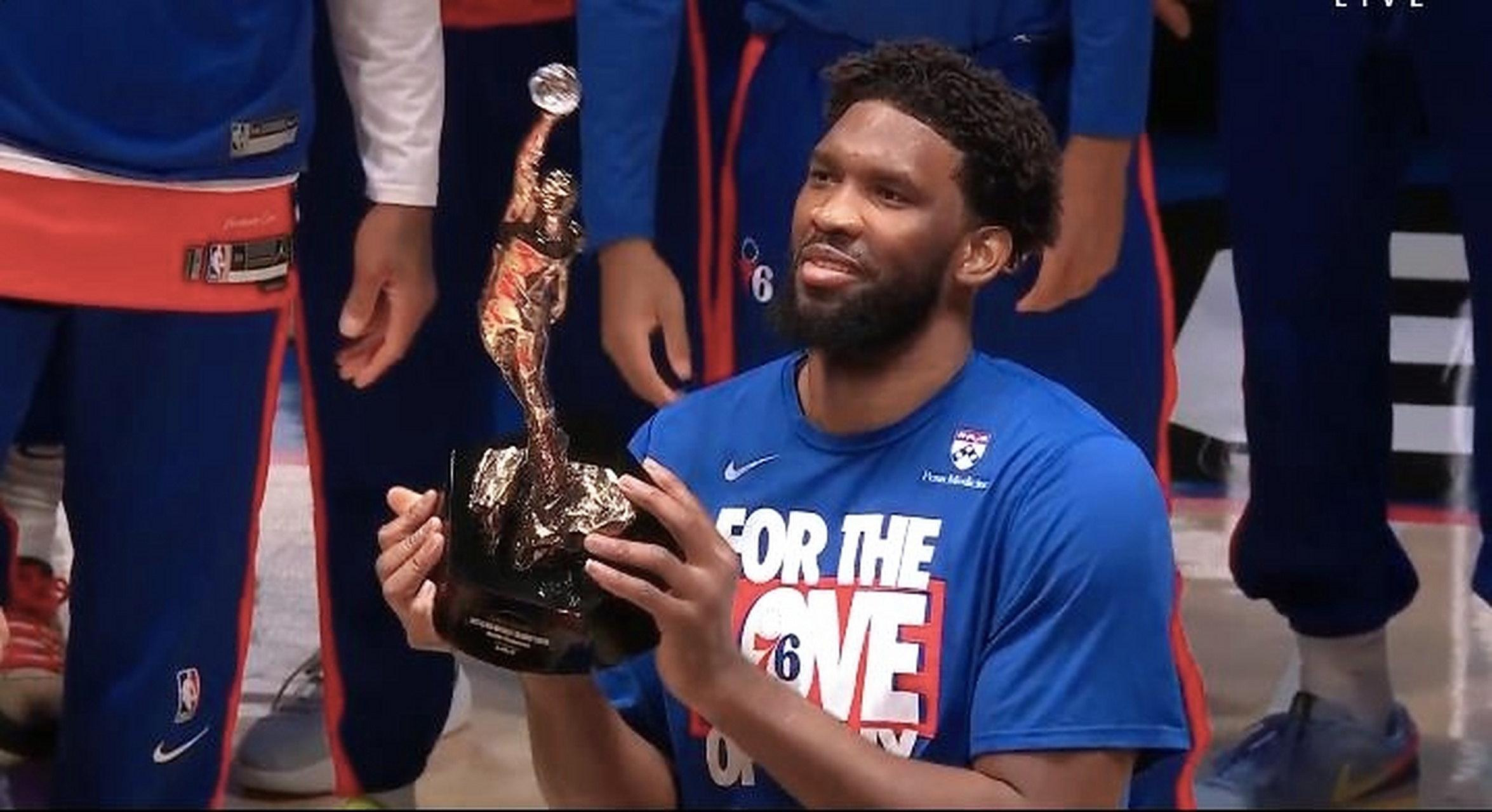 关于球队球员收到年度MVP奖杯的信息