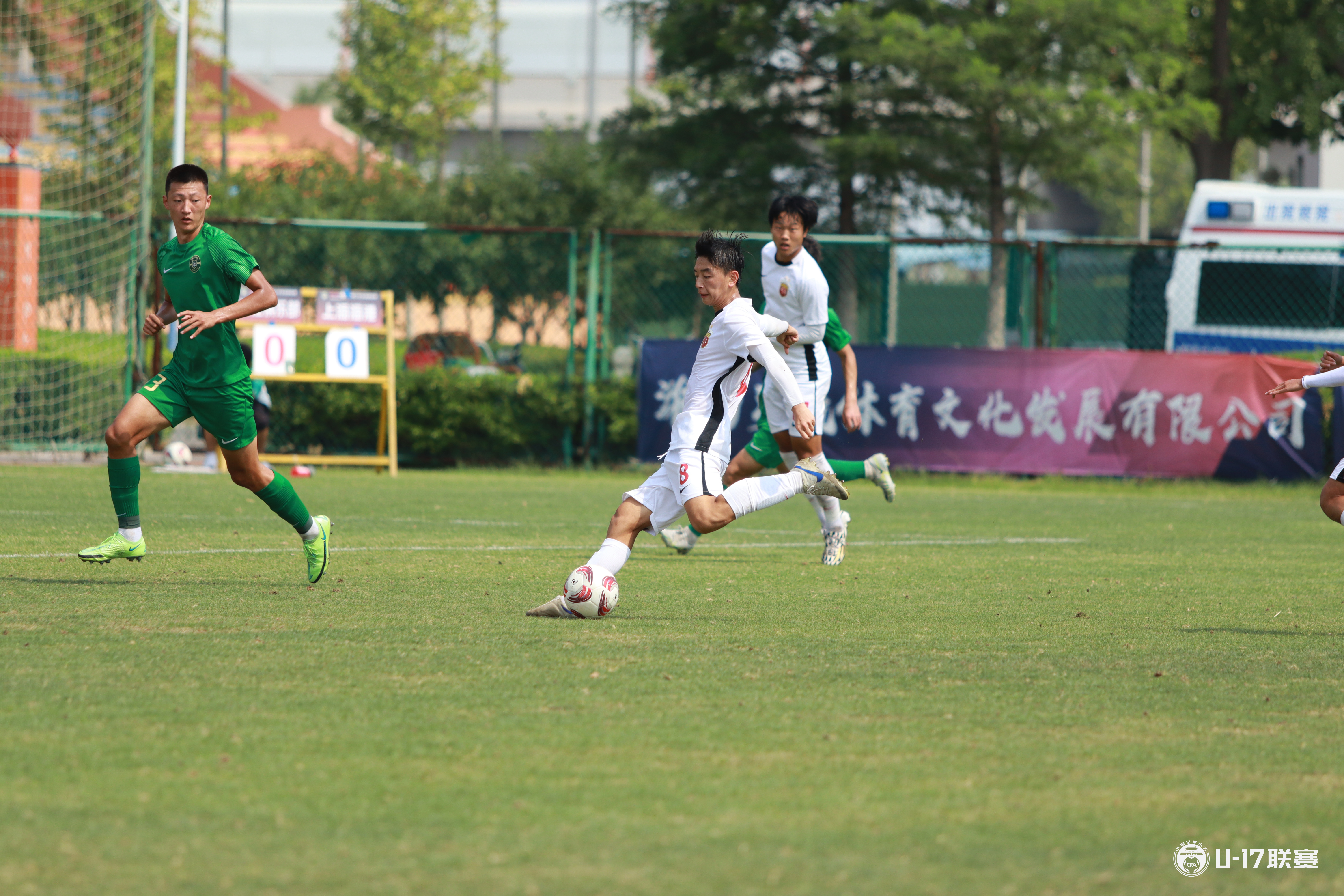 中国足球锦标争夺战携手展开