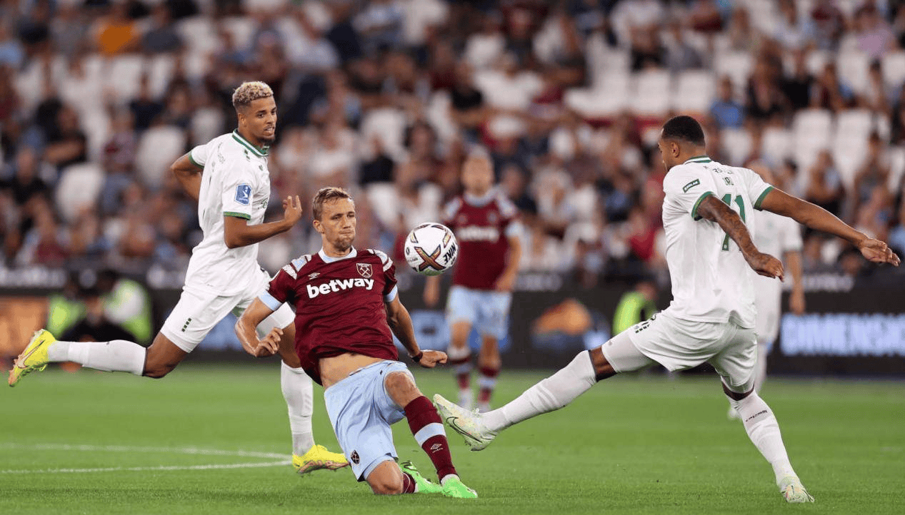 布雷斯特全队备战下轮客场与尼姆的比赛