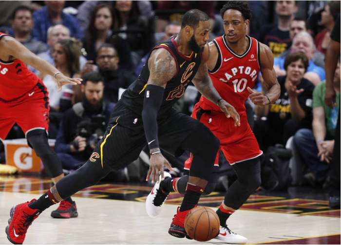 山东队横扫深圳队，德罗赞关键制胜