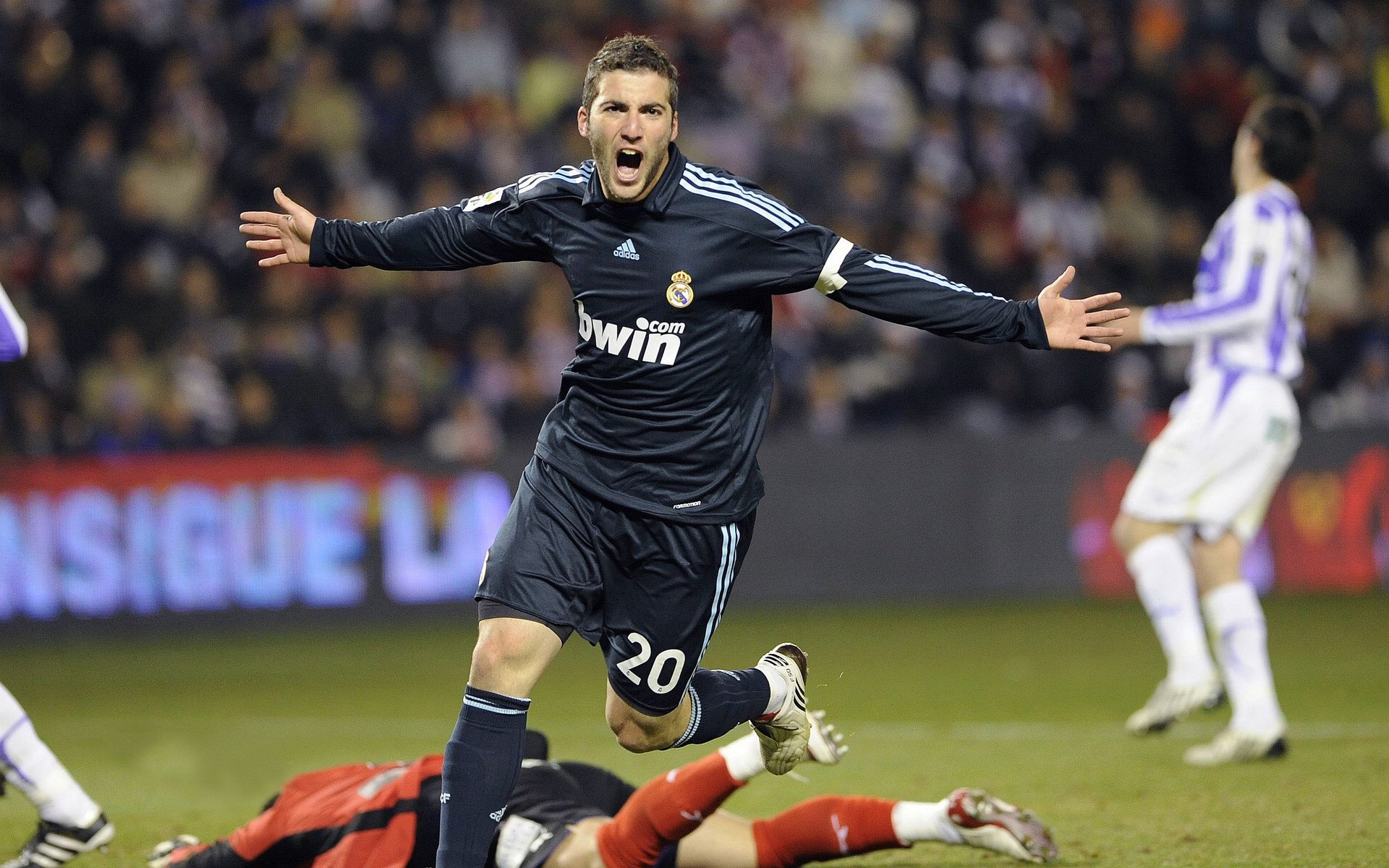 篮网绝杀森林狼,欧文在德甲争冠战接管比赛,跨越体育的决胜时刻