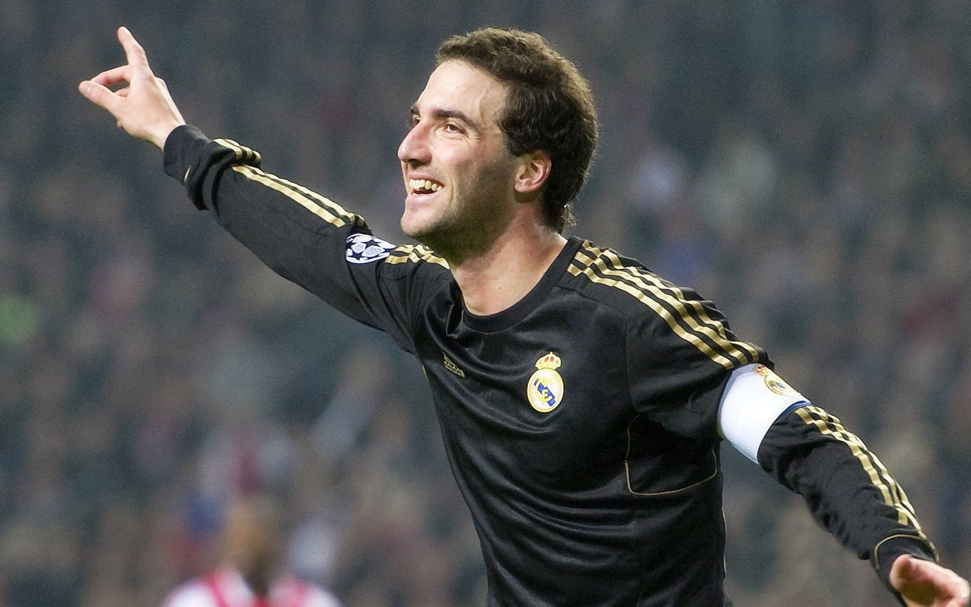 赛道与球场，班凯罗的双重征服