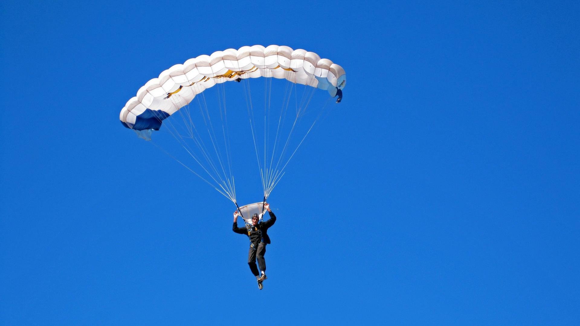 F1新赛季揭幕战之夜，当极速引擎遇见大场面先生伊布